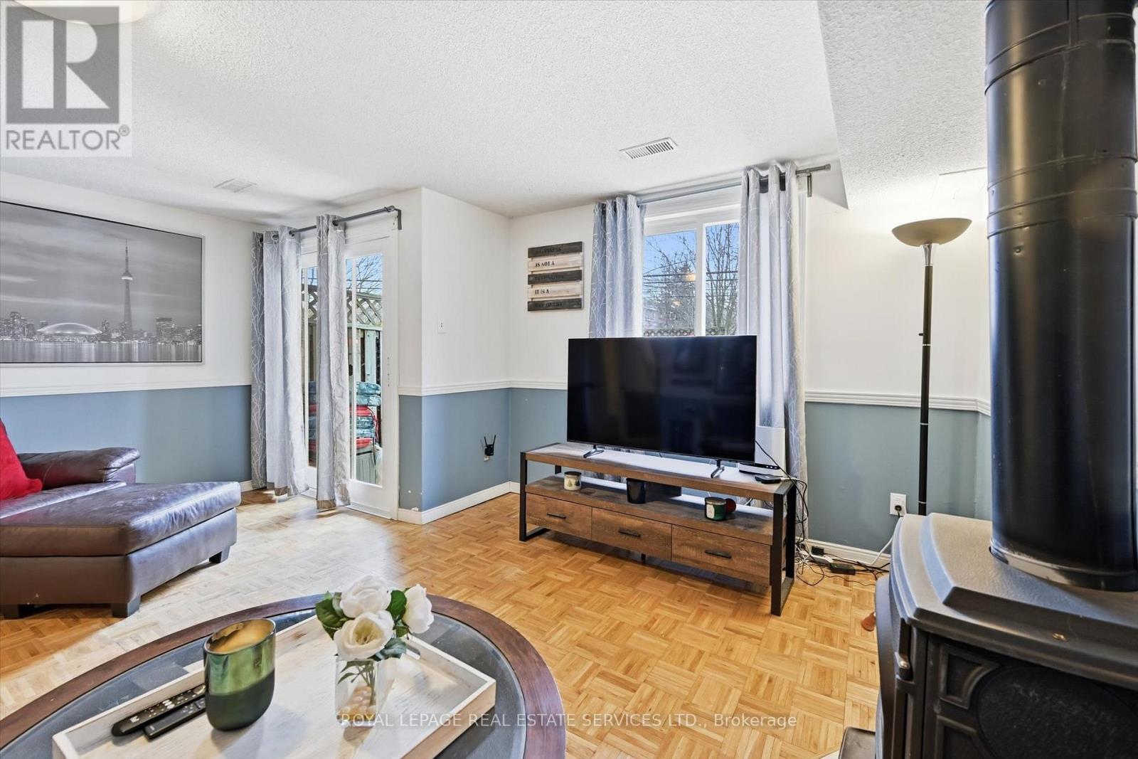 Family Room with a Sliding Door Walkout to Patio - 51 - 26 Moss Boulevard, Hamilton, ON - Indoor Photo Showing Living Room