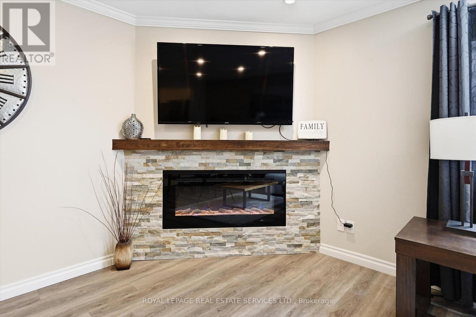 Living Room Features a Corner Electric Fireplace - 51 - 26 Moss Boulevard, Hamilton, ON - Indoor Photo Showing Living Room With Fireplace
