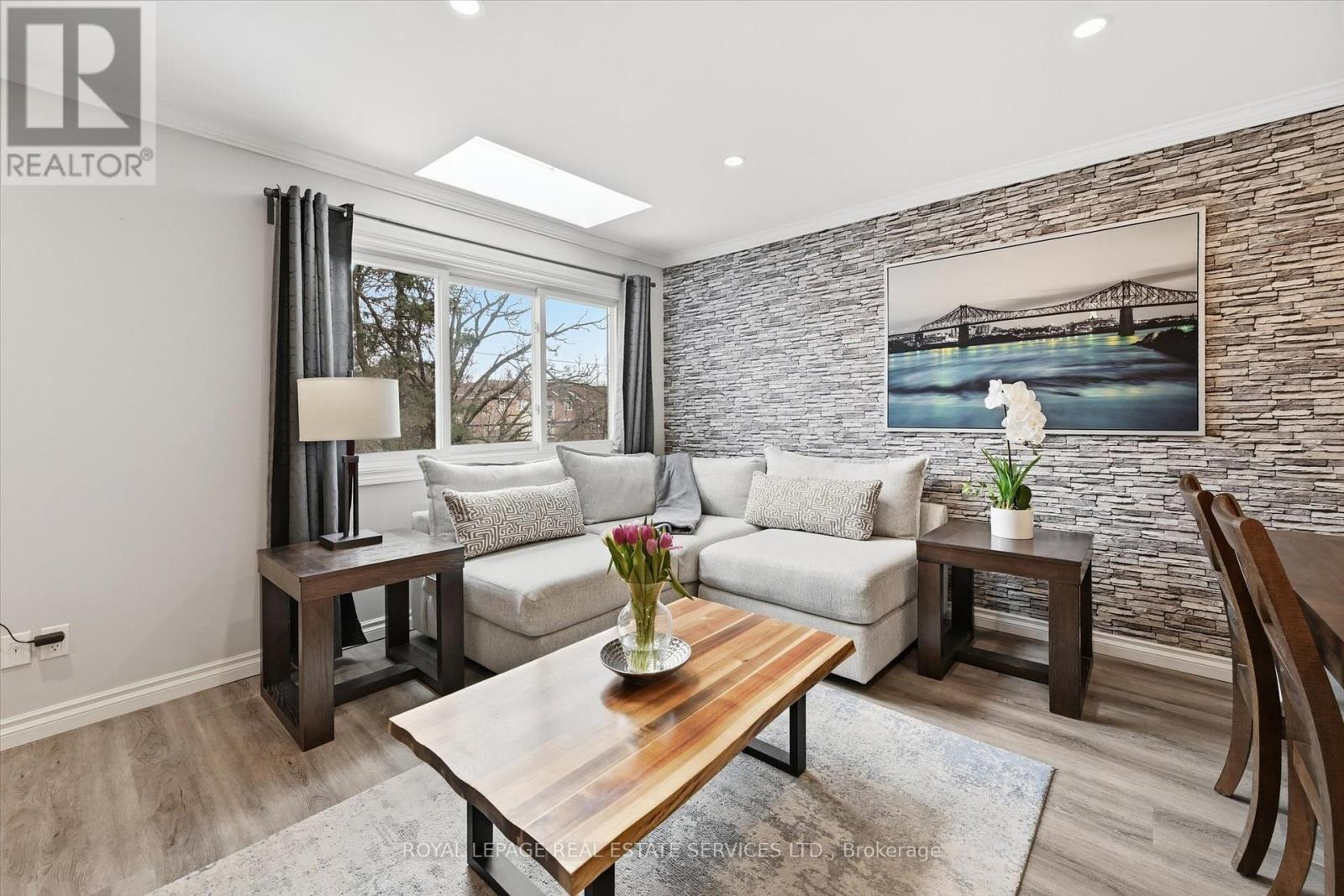 New Laminate Flooring T/O Living and Dining Areas - 51 - 26 Moss Boulevard, Hamilton, ON - Indoor Photo Showing Living Room