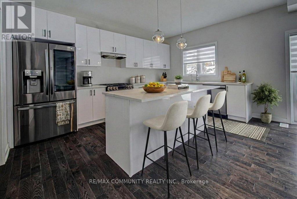 55 Tulip Crescent, Norfolk, ON - Indoor Photo Showing Kitchen With Upgraded Kitchen