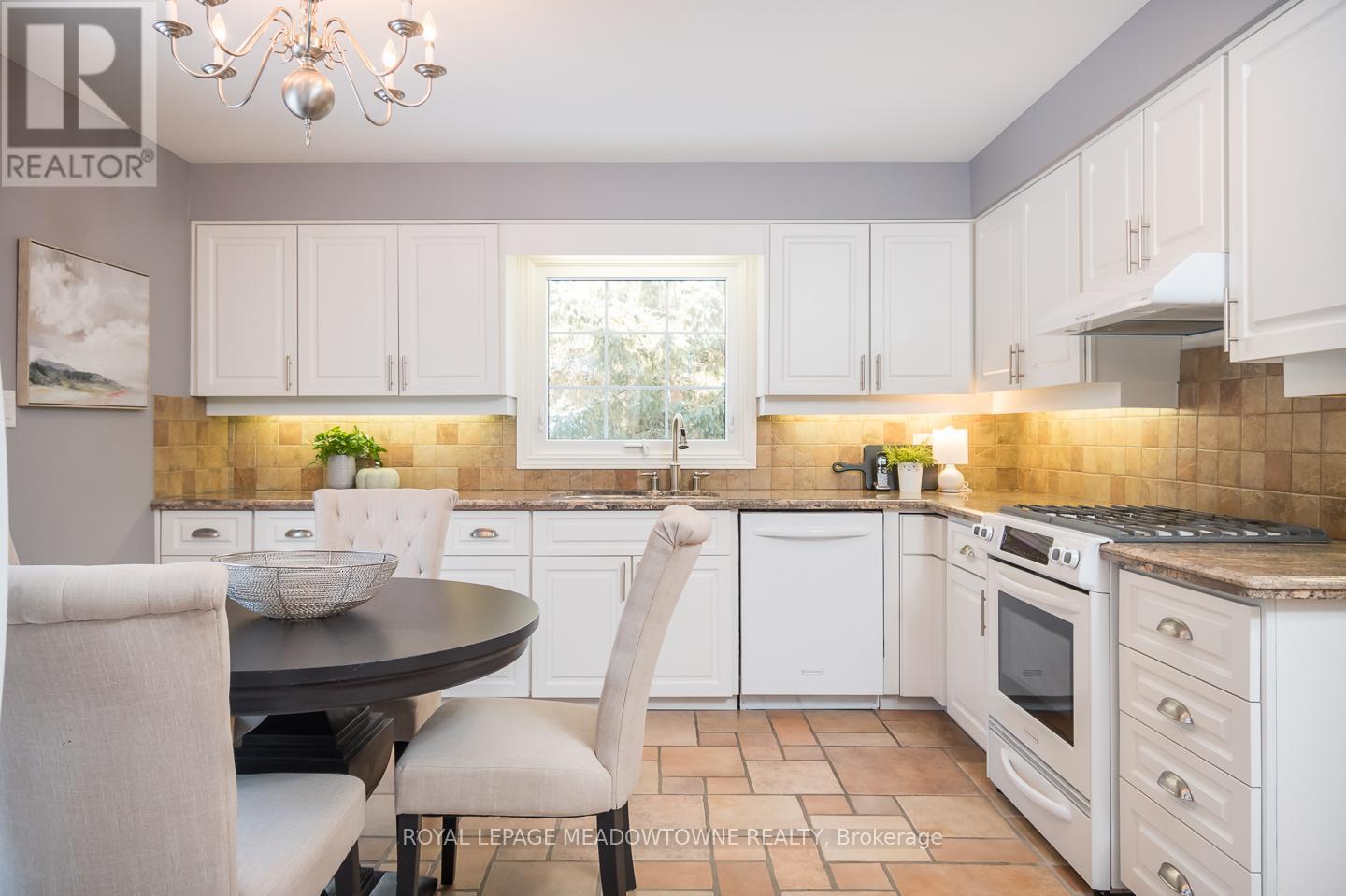 56 Acredale Drive, Hamilton, ON - Indoor Photo Showing Kitchen