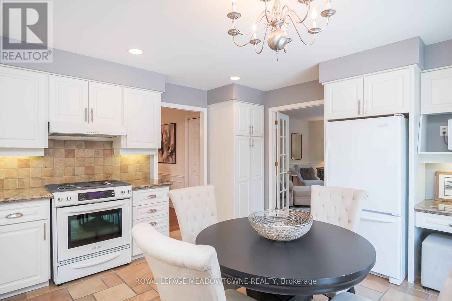 56 Acredale Drive, Hamilton, ON - Indoor Photo Showing Kitchen