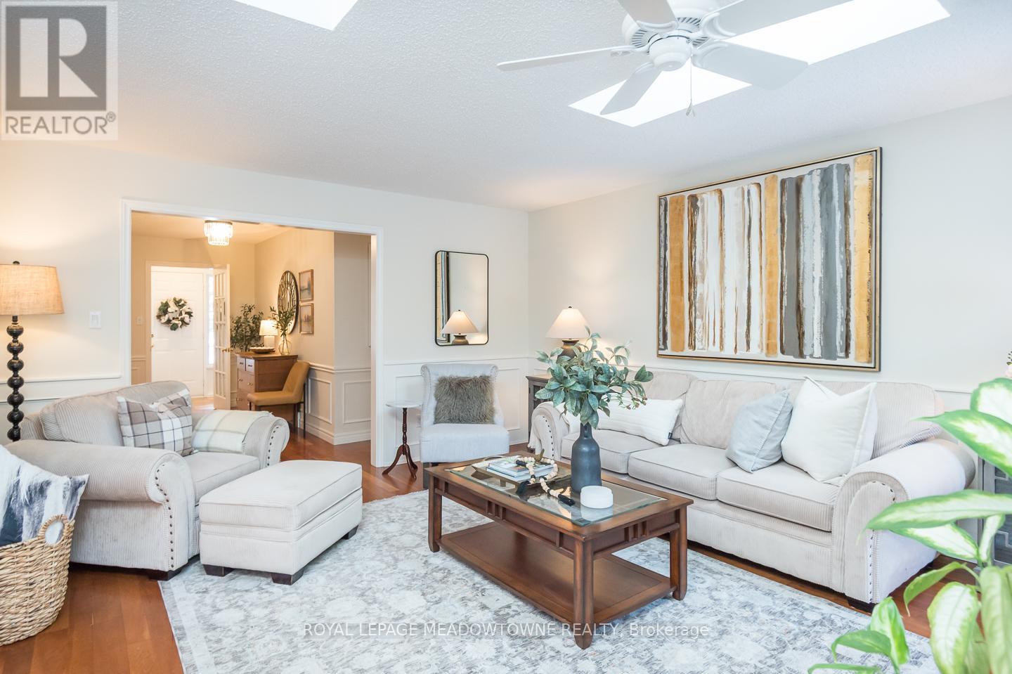 56 Acredale Drive, Hamilton, ON - Indoor Photo Showing Living Room
