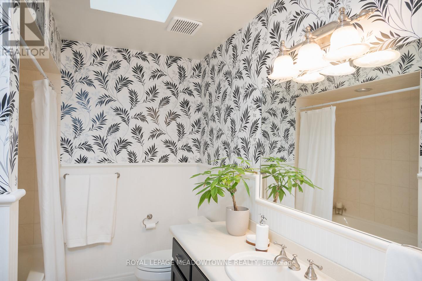 56 Acredale Drive, Hamilton, ON - Indoor Photo Showing Bathroom