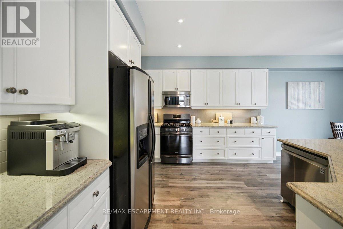 105 Oakhaven Place, Hamilton, ON - Indoor Photo Showing Kitchen
