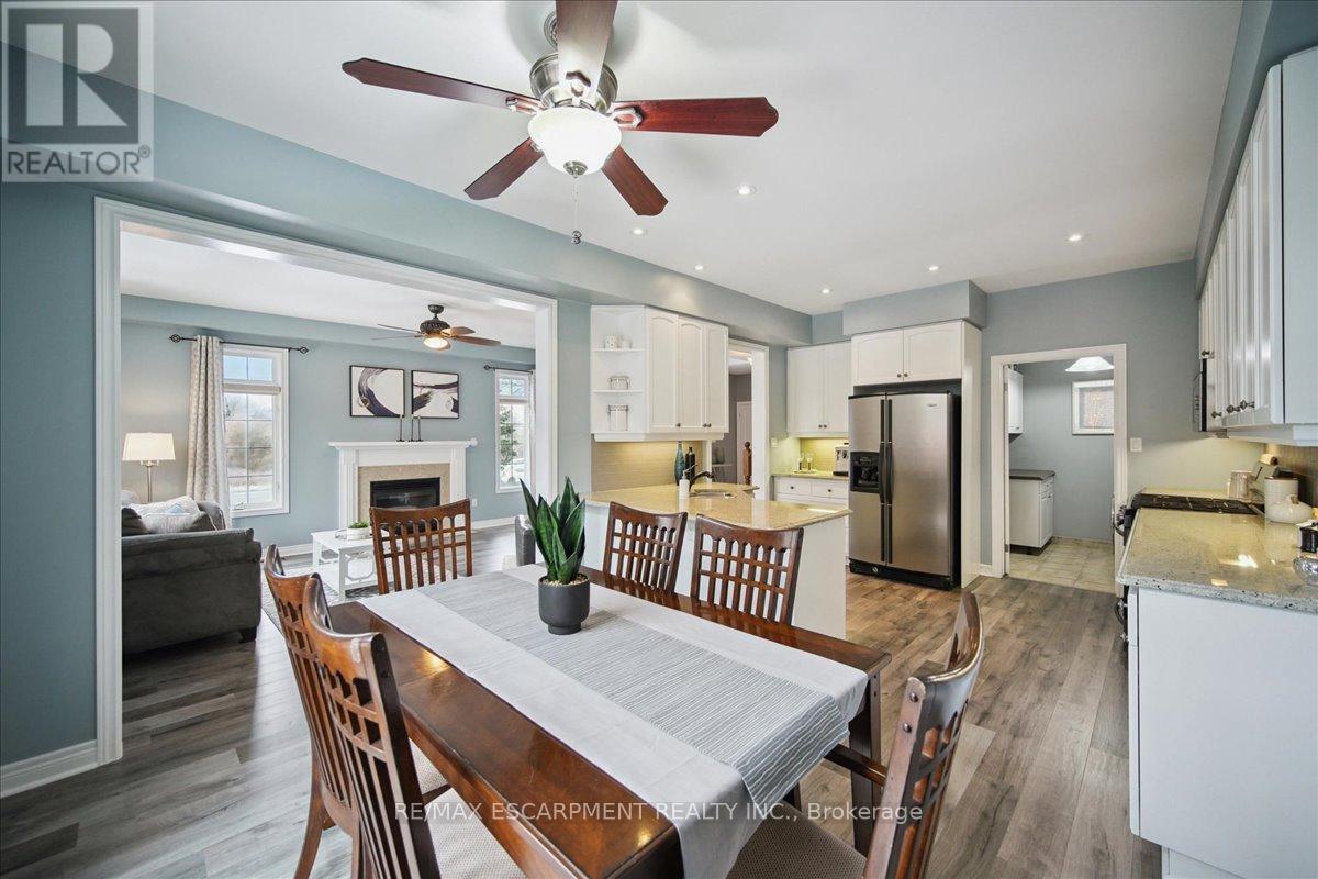 105 Oakhaven Place, Hamilton, ON - Indoor Photo Showing Dining Room