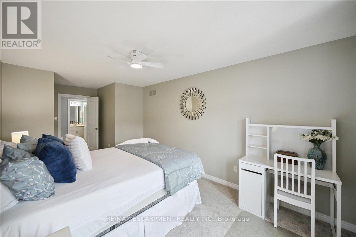 105 Oakhaven Place, Hamilton, ON - Indoor Photo Showing Bedroom