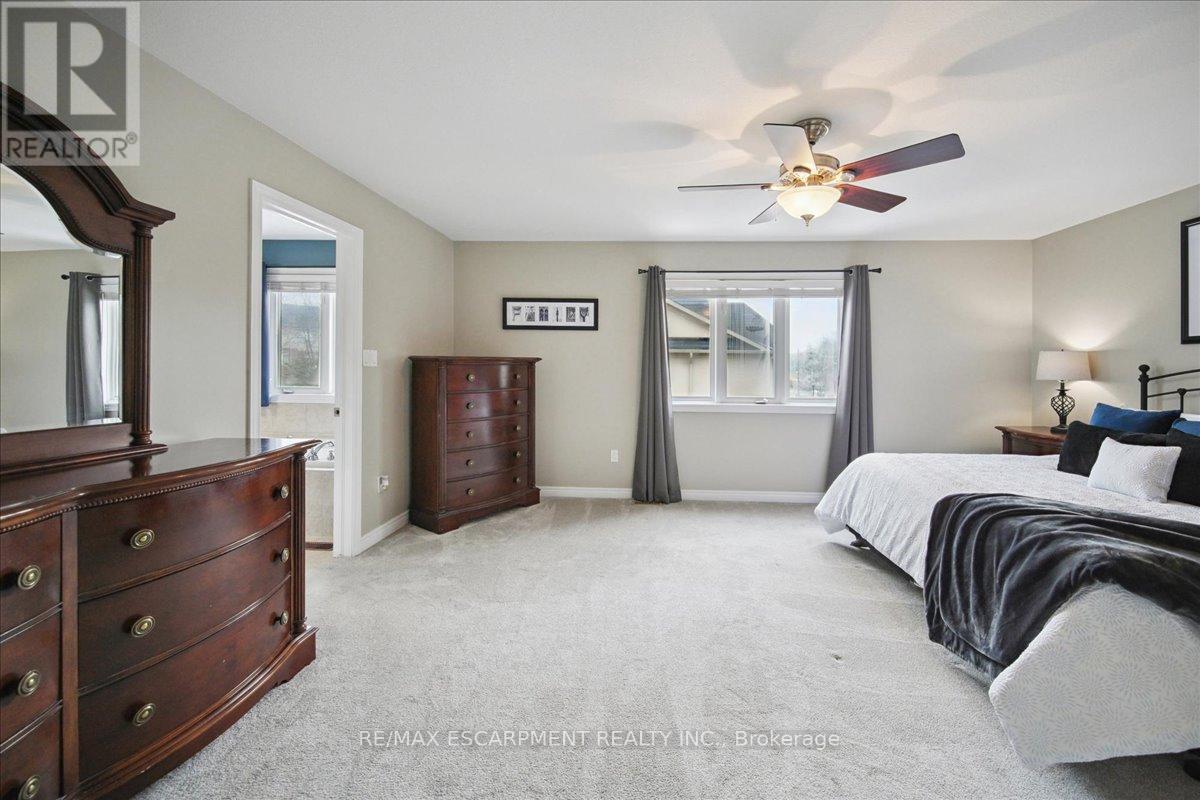 105 Oakhaven Place, Hamilton, ON - Indoor Photo Showing Bedroom