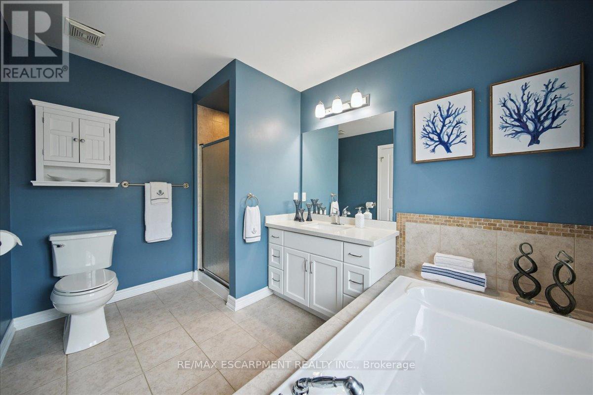 105 Oakhaven Place, Hamilton, ON - Indoor Photo Showing Bathroom
