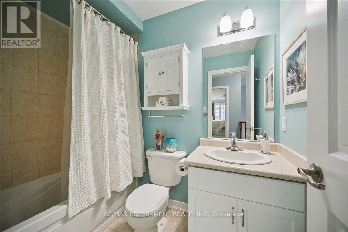 105 Oakhaven Place, Hamilton, ON - Indoor Photo Showing Bathroom