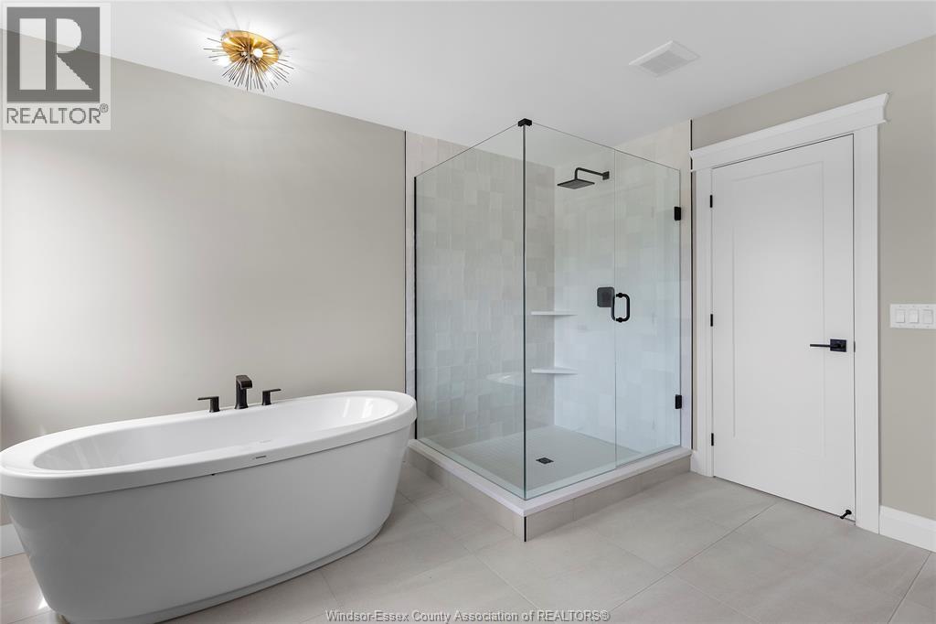 259 Joan Flood, Essex, ON - Indoor Photo Showing Bathroom