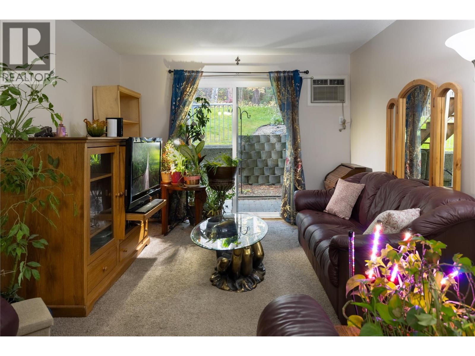 831 2Nd Street Se Unit# 103, Salmon Arm, BC - Indoor Photo Showing Living Room