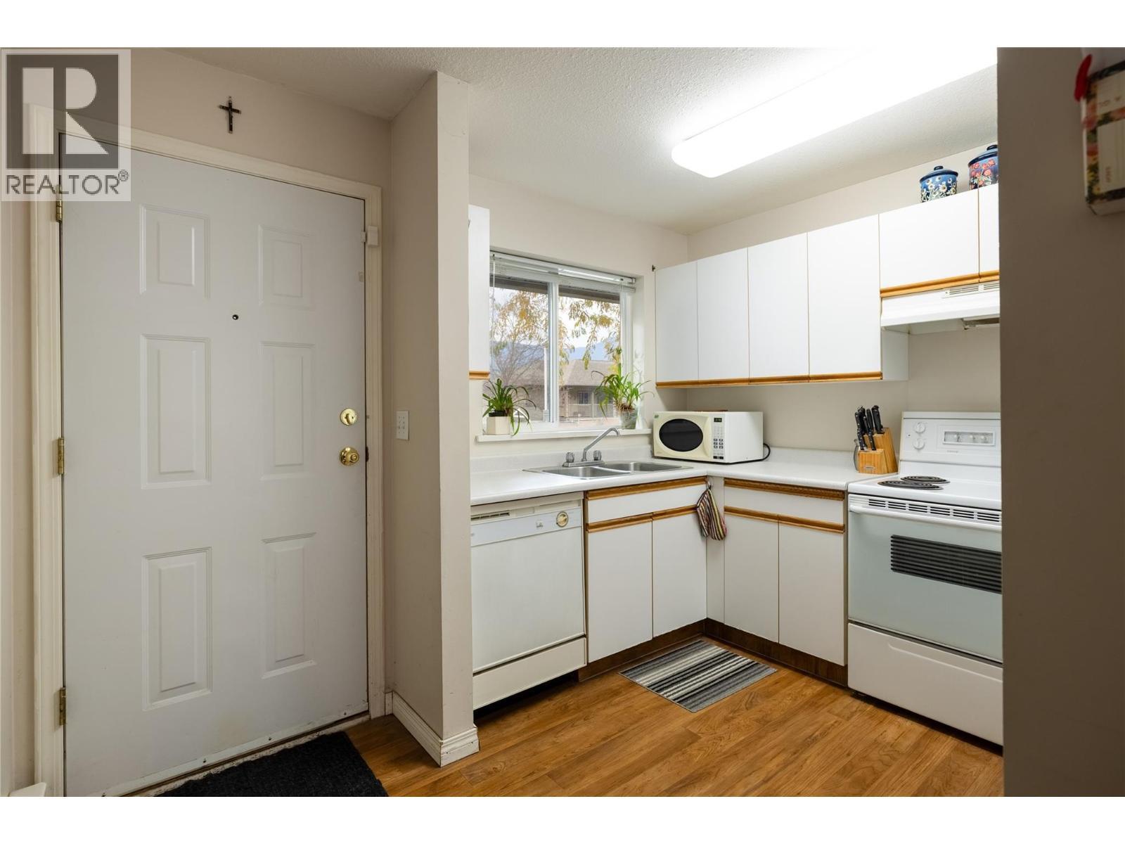 831 2Nd Street Se Unit# 103, Salmon Arm, BC - Indoor Photo Showing Kitchen With Double Sink