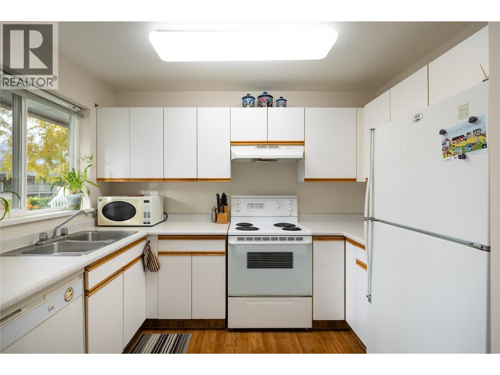831 2Nd Street Se Unit# 103, Salmon Arm, BC - Indoor Photo Showing Kitchen With Double Sink