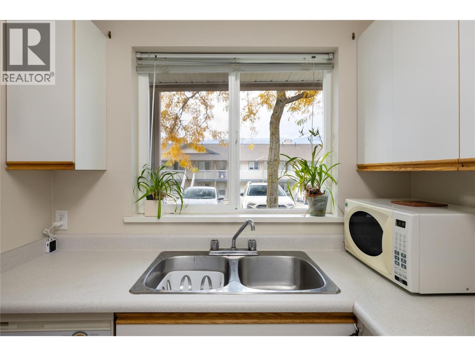 831 2Nd Street Se Unit# 103, Salmon Arm, BC - Indoor Photo Showing Laundry Room
