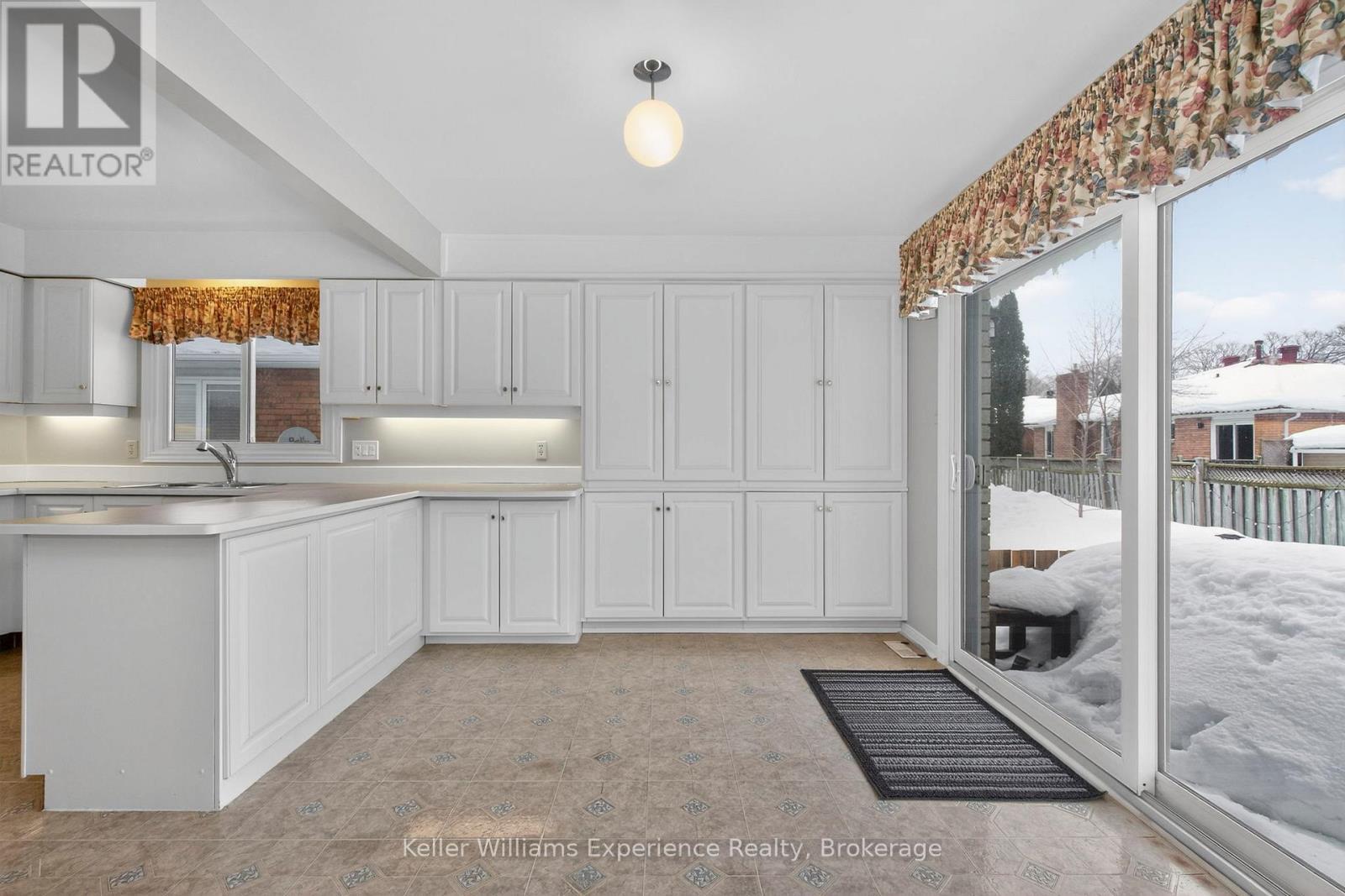 943 Playfair Road, Midland, ON - Indoor Photo Showing Kitchen
