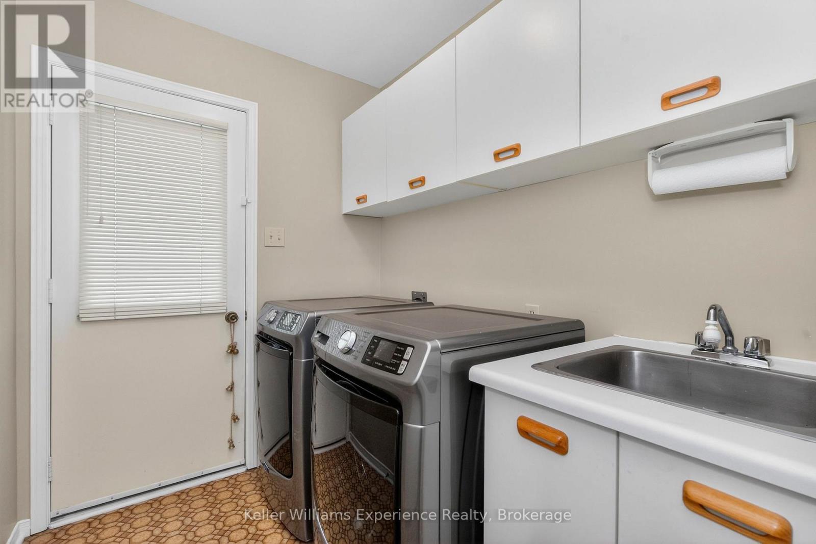 Main Floor Laundry. New Appliances - 943 Playfair Road, Midland, ON - Indoor Photo Showing Laundry Room