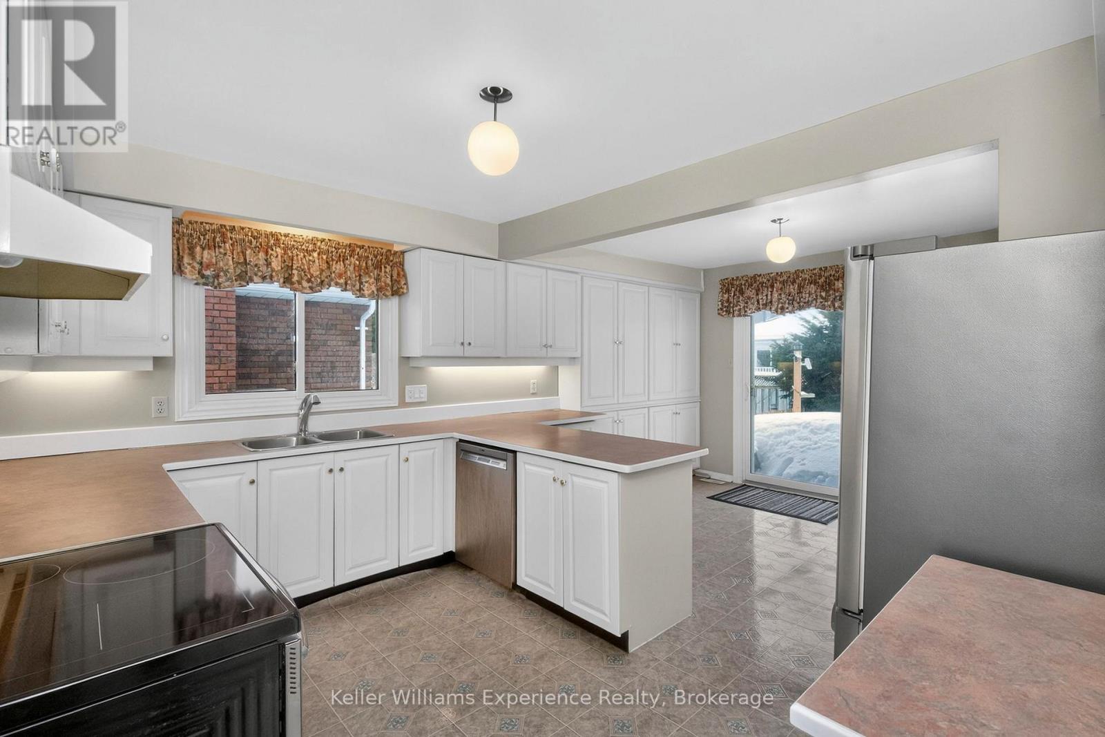 943 Playfair Road, Midland, ON - Indoor Photo Showing Kitchen With Double Sink