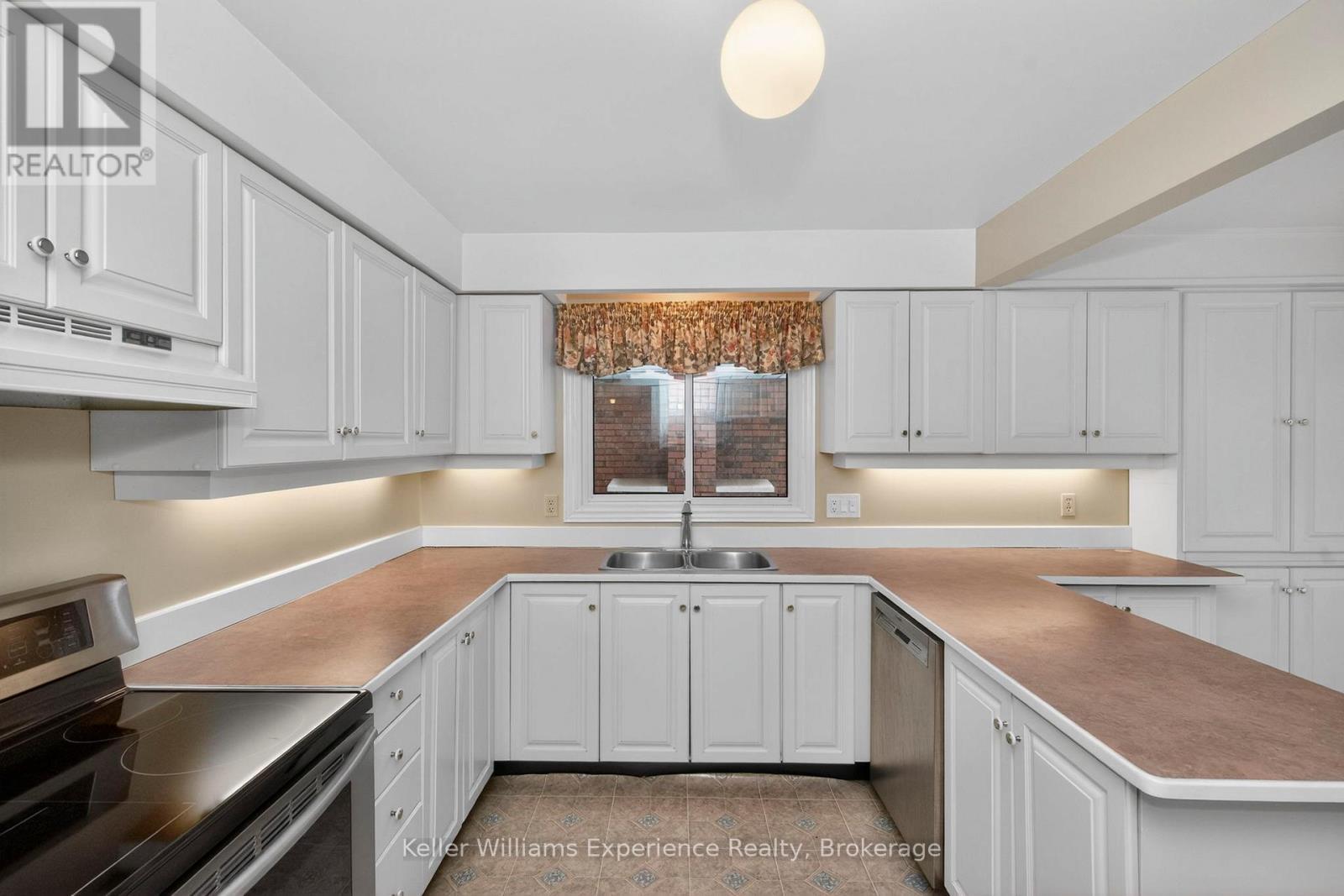 943 Playfair Road, Midland, ON - Indoor Photo Showing Kitchen With Double Sink