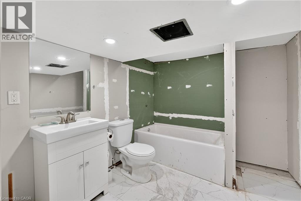 49 Allan Avenue, Hamilton, ON - Indoor Photo Showing Bathroom