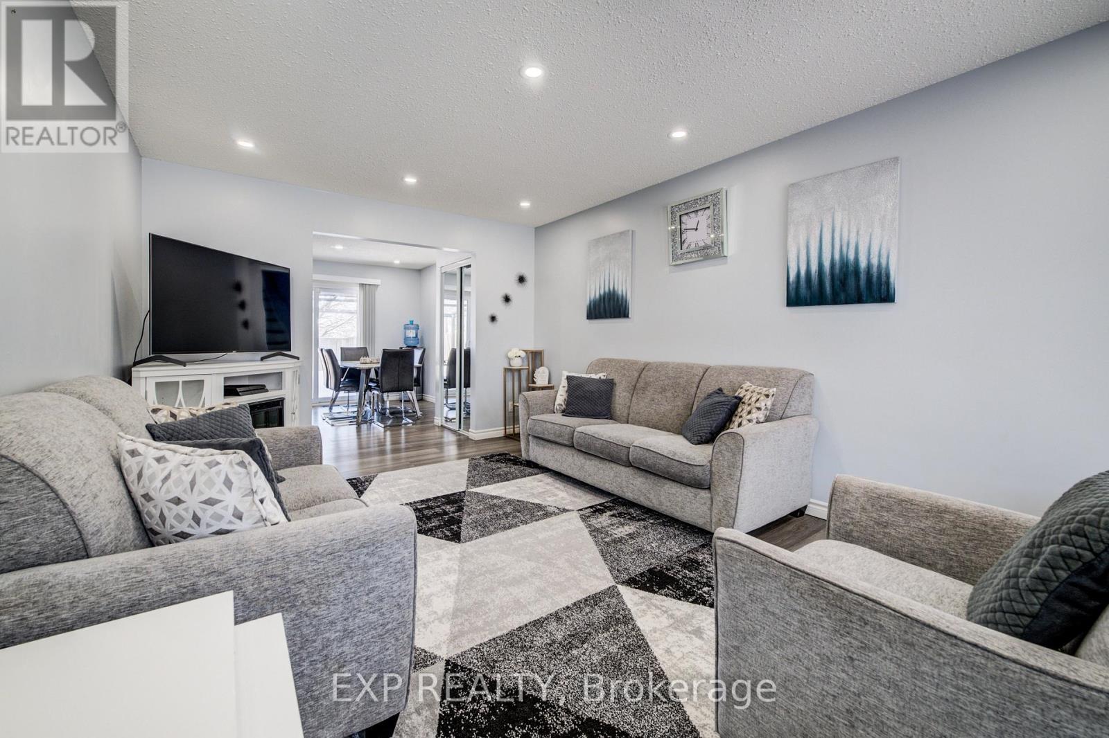 52 Uxbridge Crescent, Kitchener, ON - Indoor Photo Showing Living Room