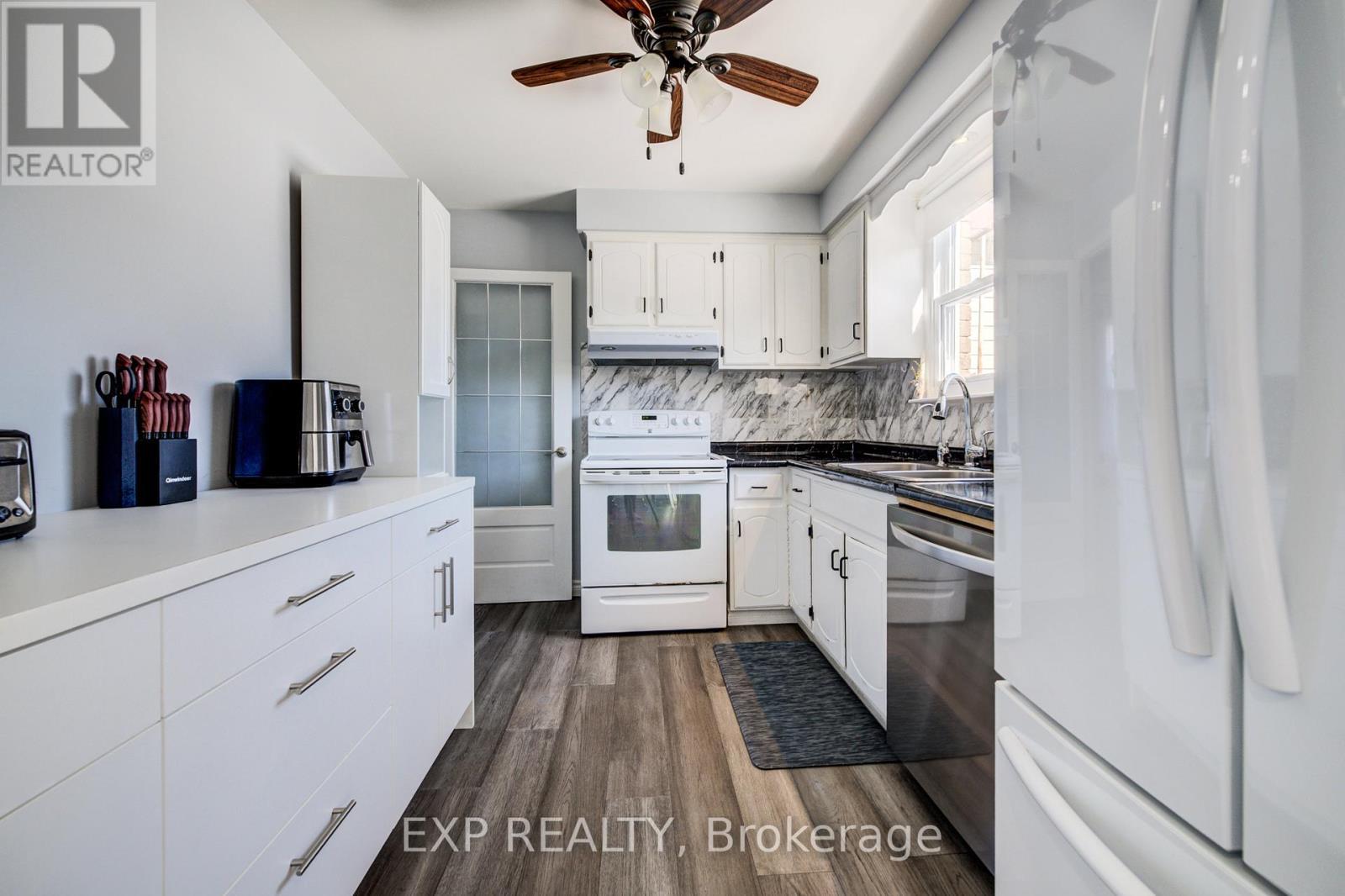 52 Uxbridge Crescent, Kitchener, ON - Indoor Photo Showing Kitchen