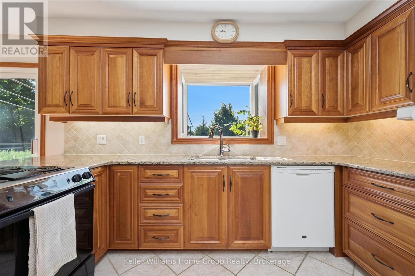 27 Peel Street E, Mapleton, ON - Indoor Photo Showing Kitchen