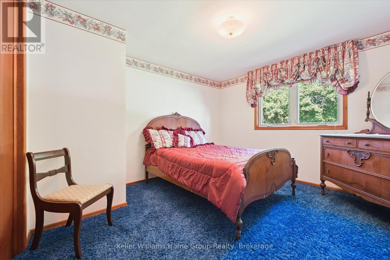 27 Peel Street E, Mapleton, ON - Indoor Photo Showing Bedroom