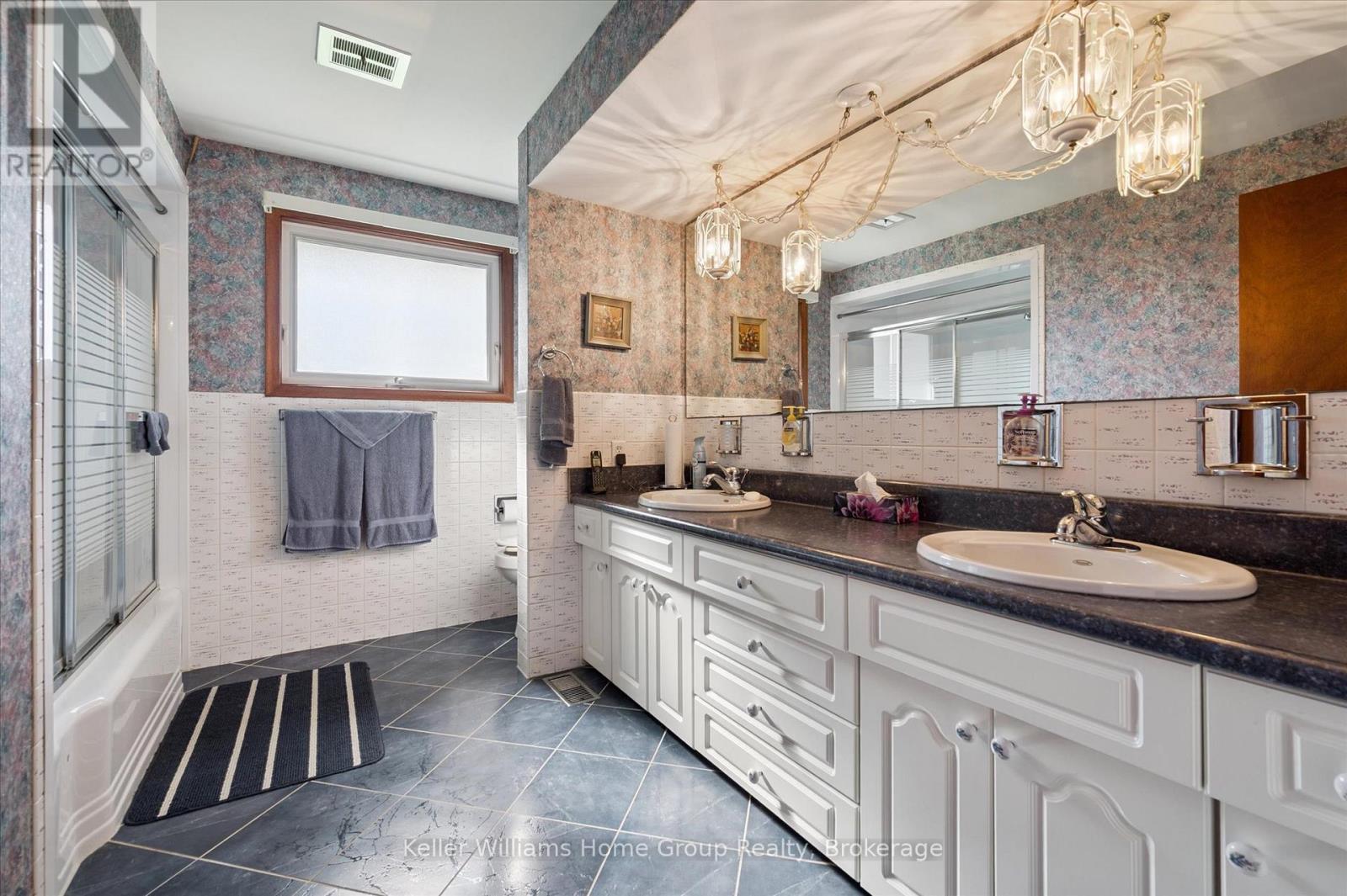 27 Peel Street E, Mapleton, ON - Indoor Photo Showing Bathroom