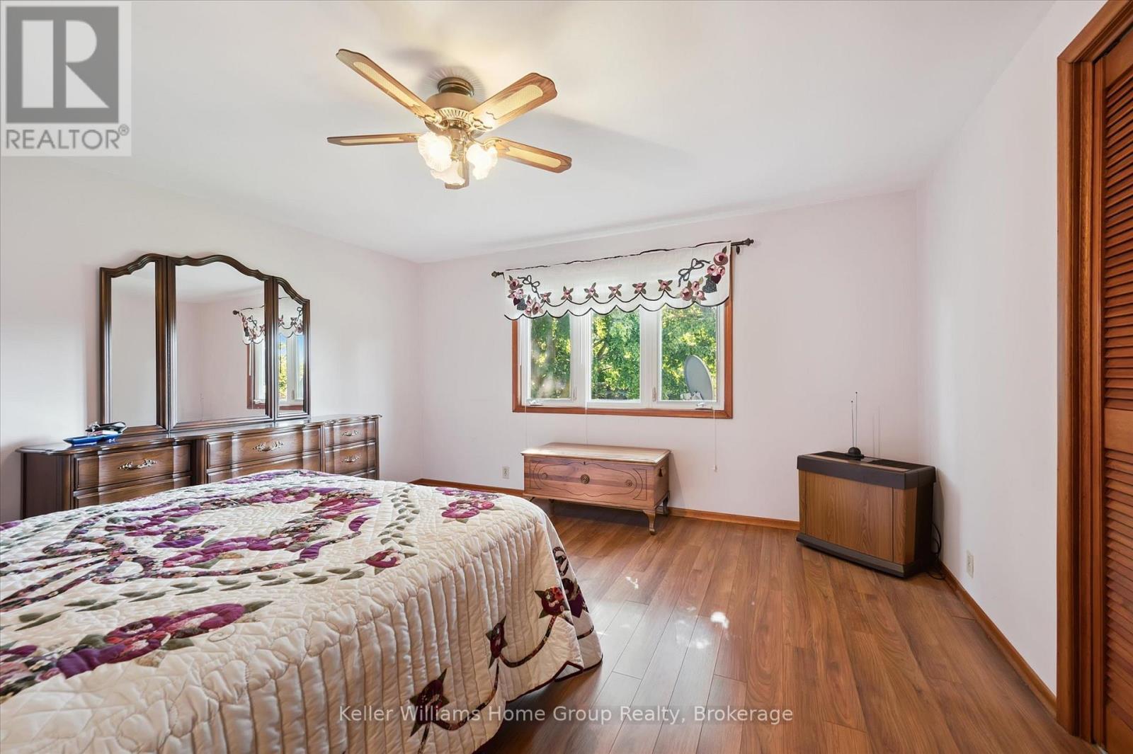27 Peel Street E, Mapleton, ON - Indoor Photo Showing Bedroom