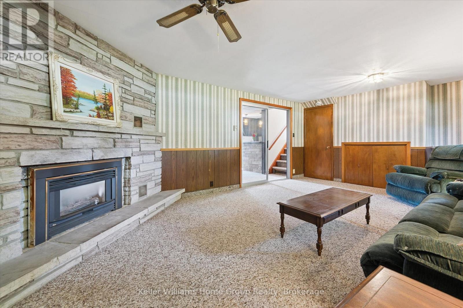 27 Peel Street E, Mapleton, ON - Indoor Photo Showing Living Room With Fireplace