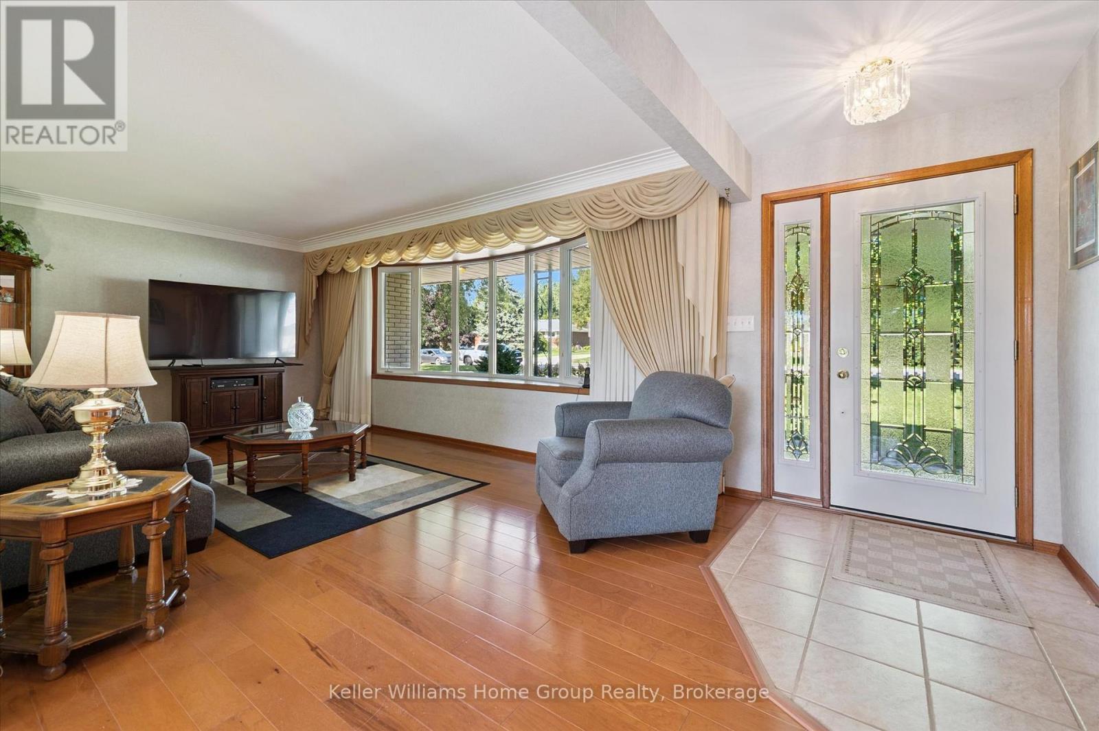 27 Peel Street E, Mapleton, ON - Indoor Photo Showing Living Room