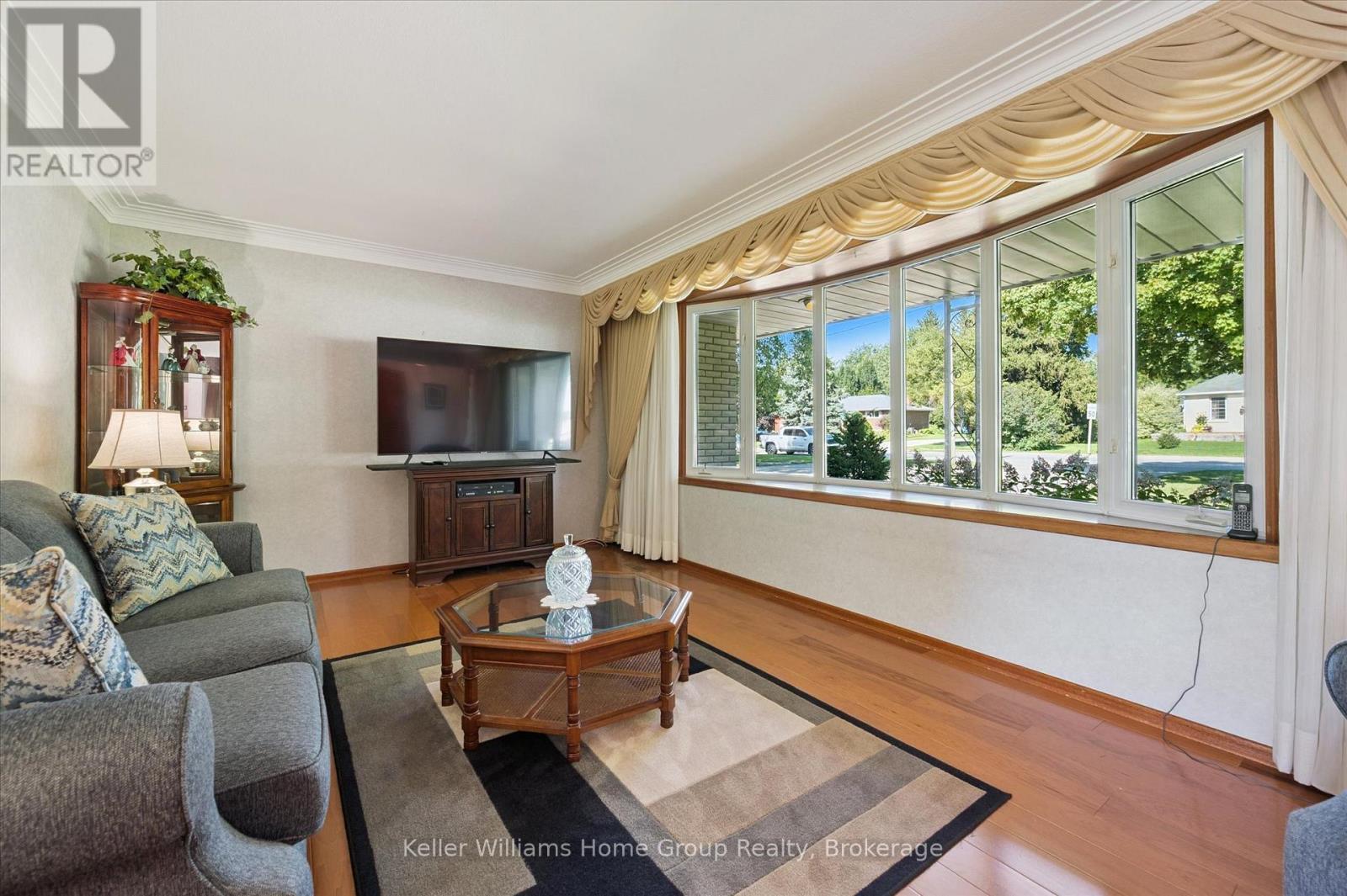 27 Peel Street E, Mapleton, ON - Indoor Photo Showing Living Room