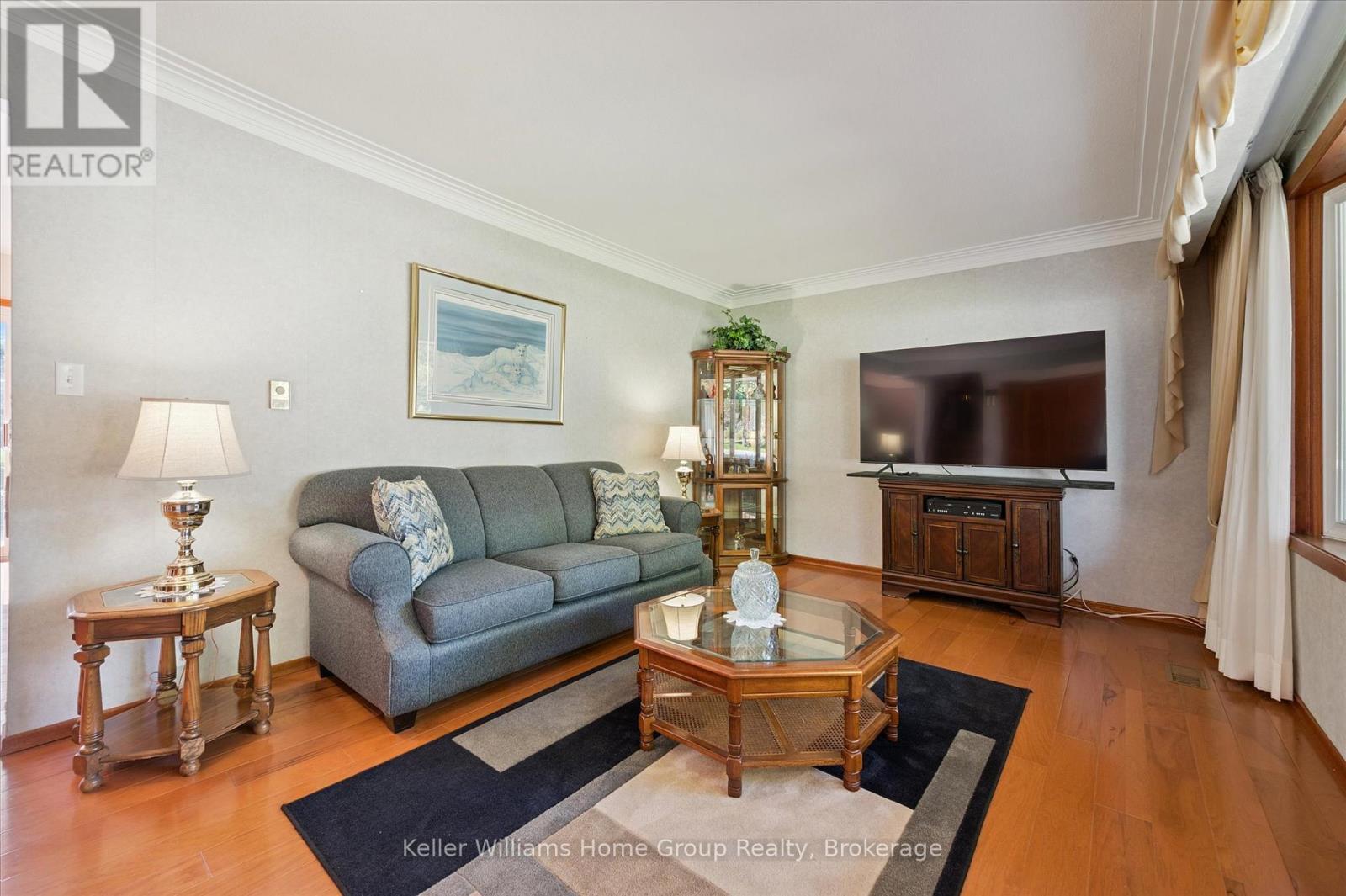 27 Peel Street E, Mapleton, ON - Indoor Photo Showing Living Room