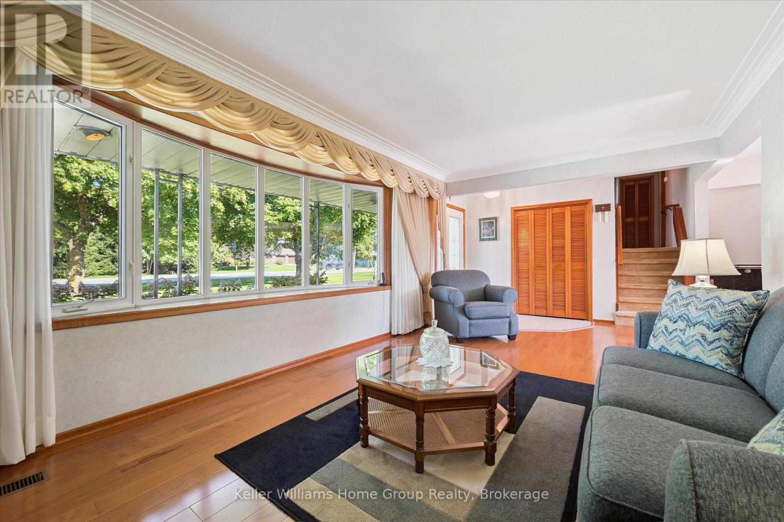 27 Peel Street E, Mapleton, ON - Indoor Photo Showing Living Room