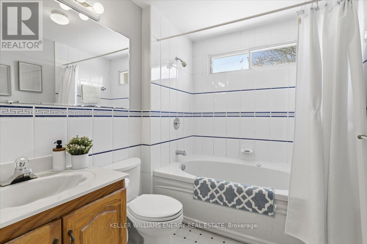 886 Antonio Street, Pickering (Bay Ridges), ON - Indoor Photo Showing Bathroom