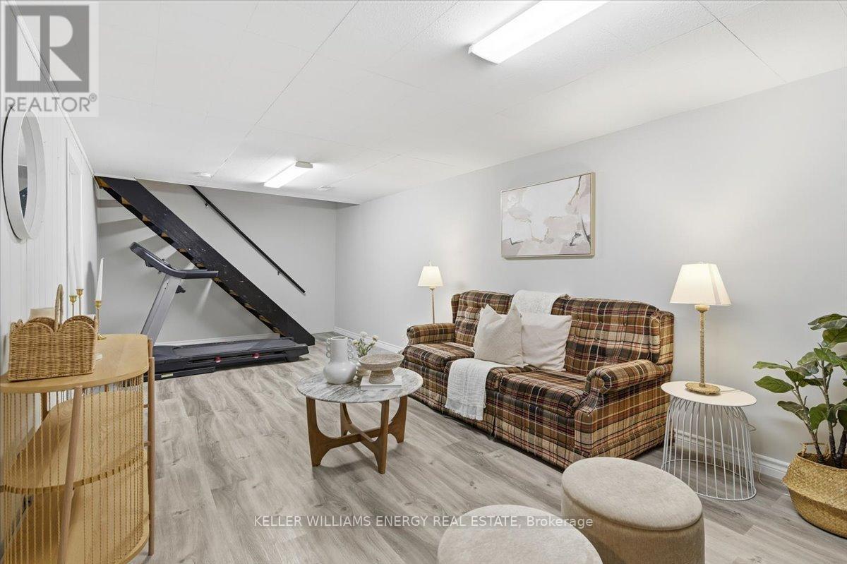 886 Antonio Street, Pickering (Bay Ridges), ON - Indoor Photo Showing Living Room