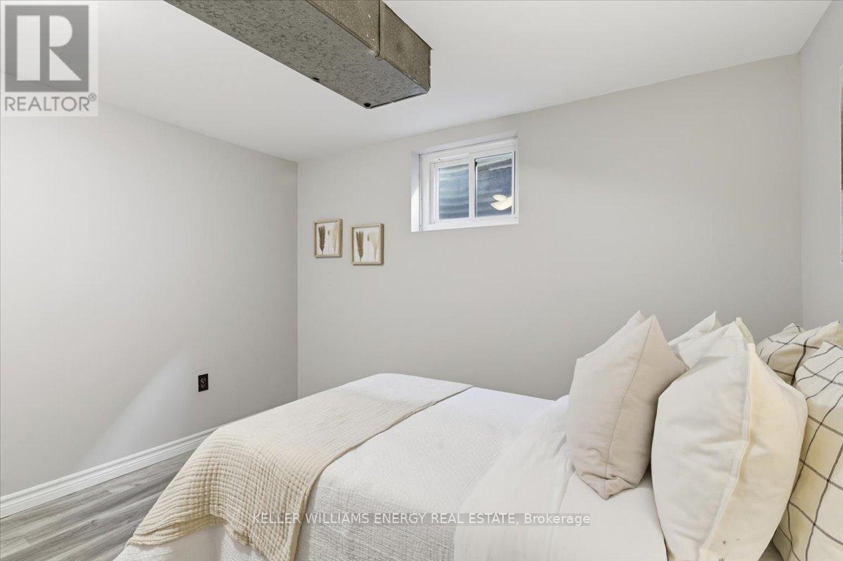 886 Antonio Street, Pickering (Bay Ridges), ON - Indoor Photo Showing Bedroom