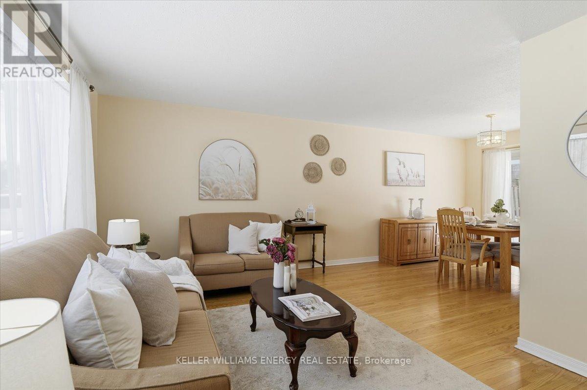 886 Antonio Street, Pickering (Bay Ridges), ON - Indoor Photo Showing Living Room