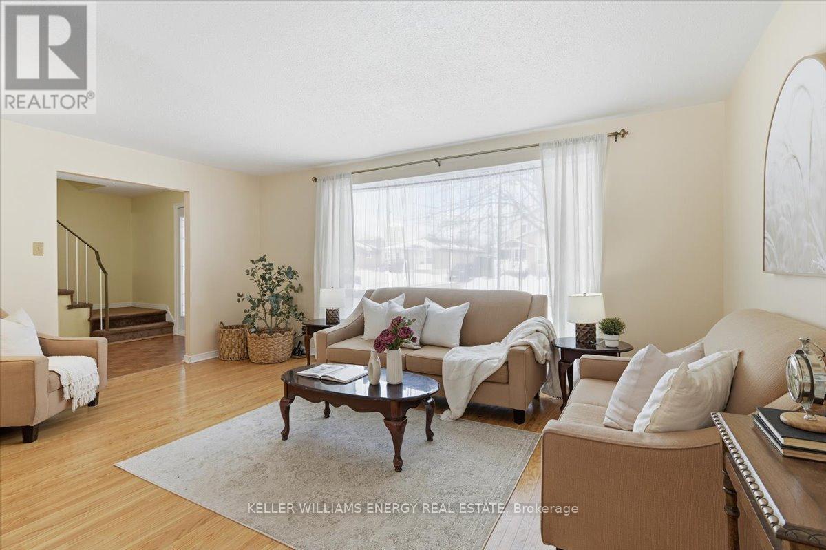 886 Antonio Street, Pickering (Bay Ridges), ON - Indoor Photo Showing Living Room