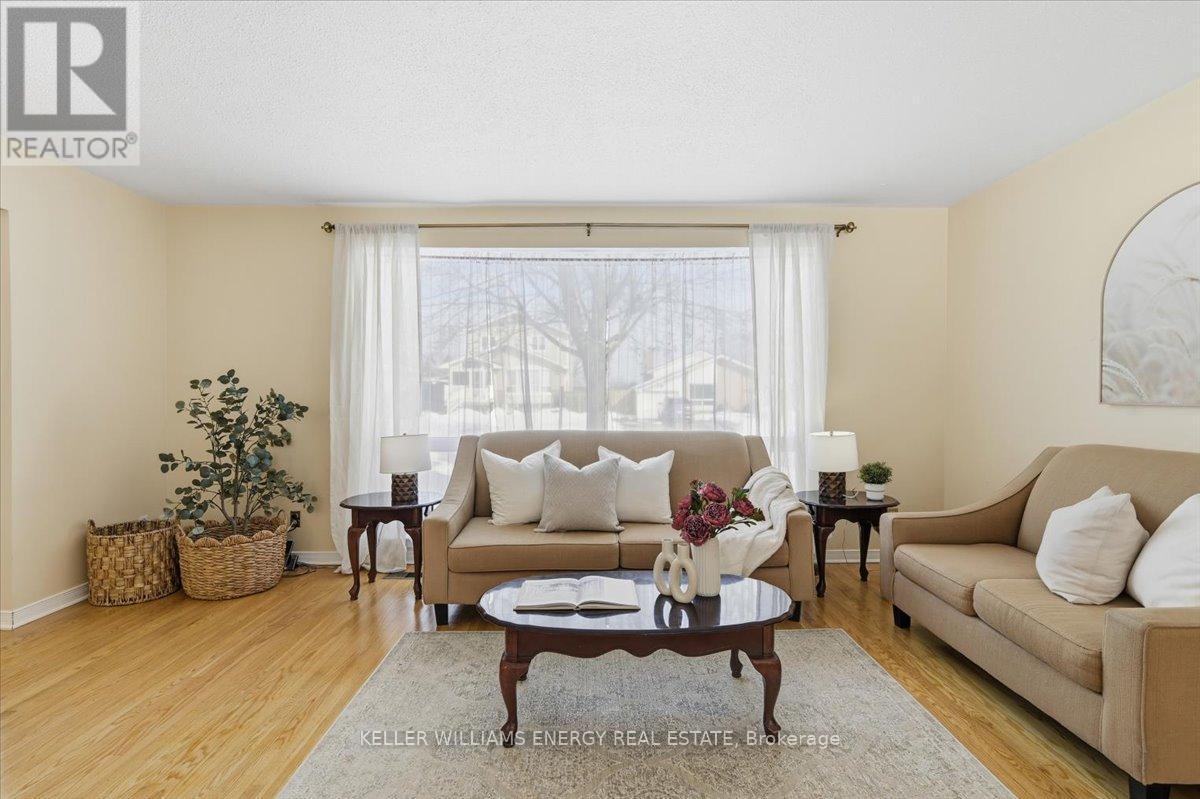 886 Antonio Street, Pickering (Bay Ridges), ON - Indoor Photo Showing Living Room