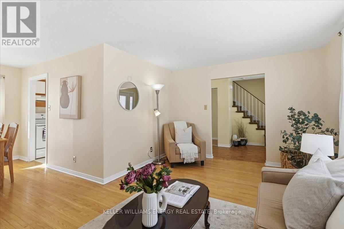 886 Antonio Street, Pickering (Bay Ridges), ON - Indoor Photo Showing Living Room