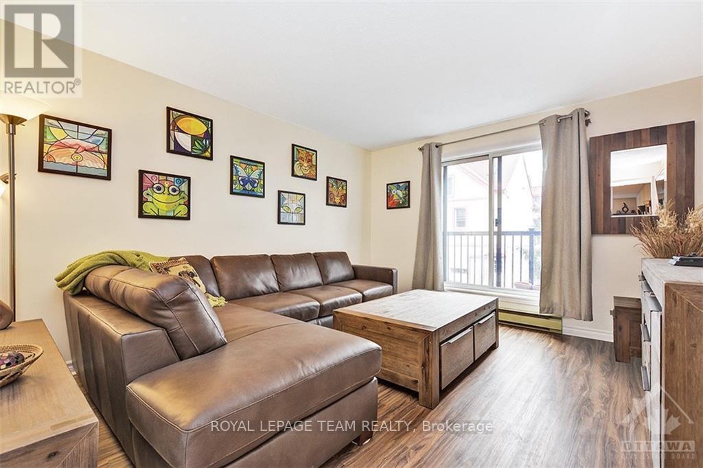 206 Guigues Avenue, Ottawa, ON - Indoor Photo Showing Living Room