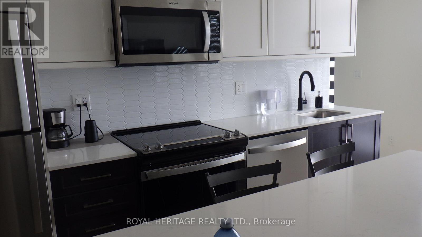 602 - 201 Brock Street S, Whitby, ON - Indoor Photo Showing Kitchen With Upgraded Kitchen