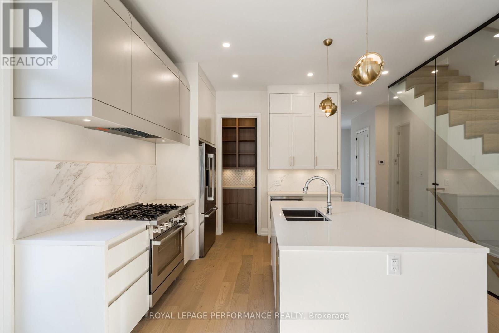31 Commanda Way, Ottawa, ON - Indoor Photo Showing Kitchen With Double Sink With Upgraded Kitchen