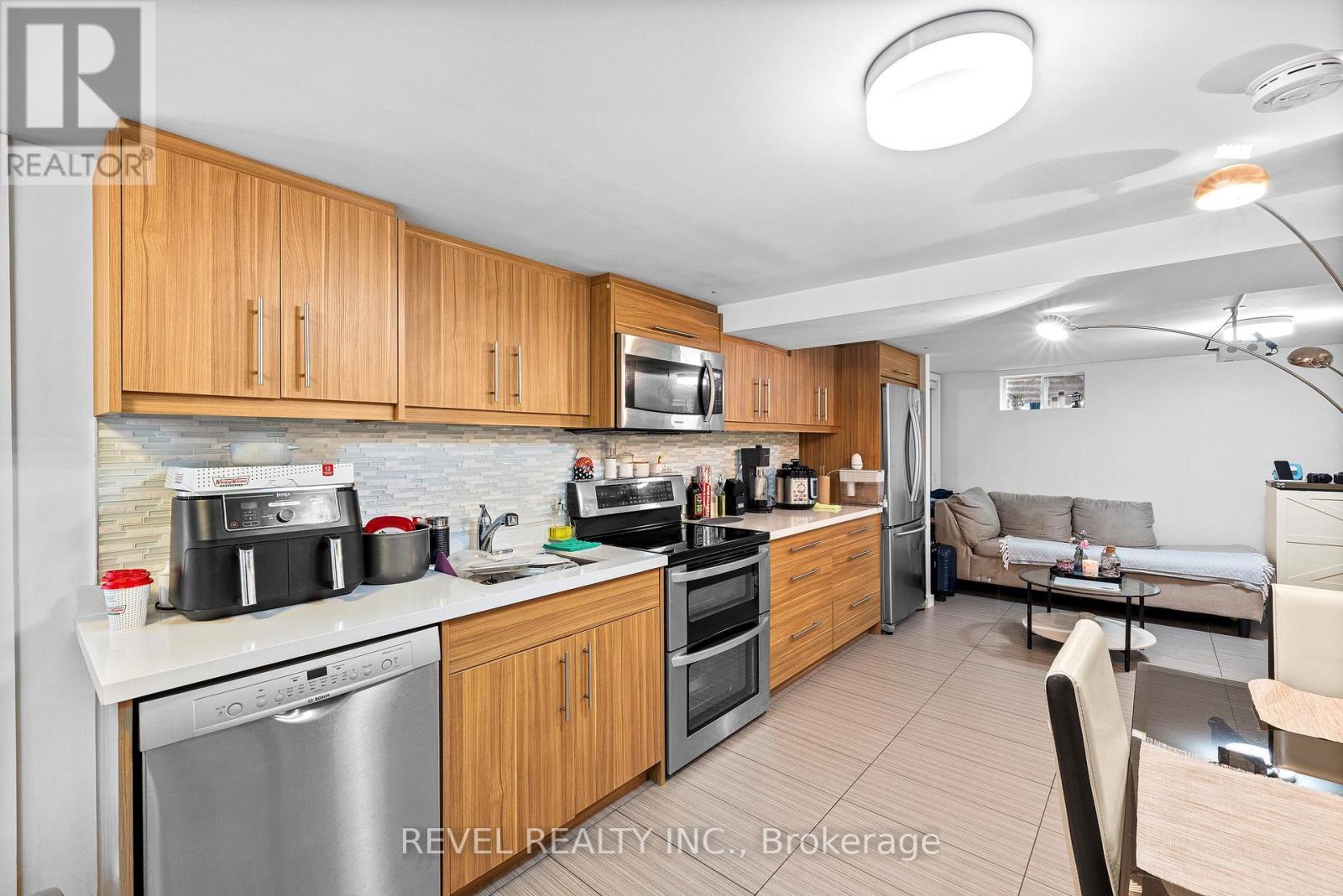 58 & 60 Queen Street S, Mississauga, ON - Indoor Photo Showing Kitchen