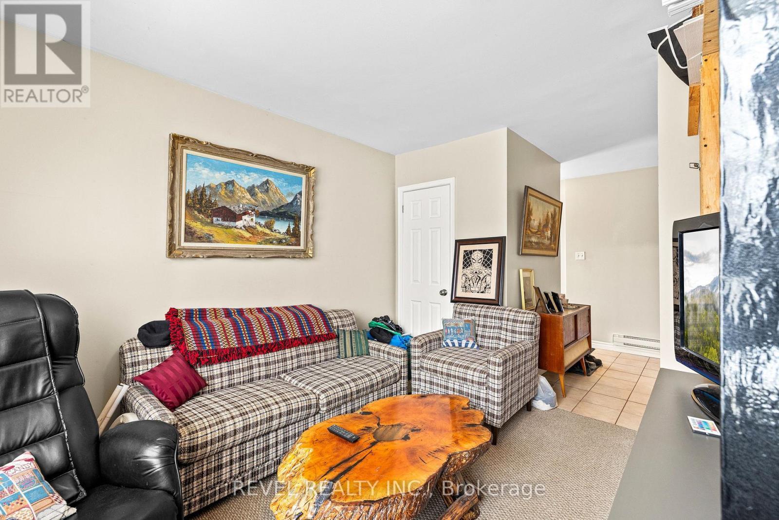 58 & 60 Queen Street S, Mississauga, ON - Indoor Photo Showing Living Room