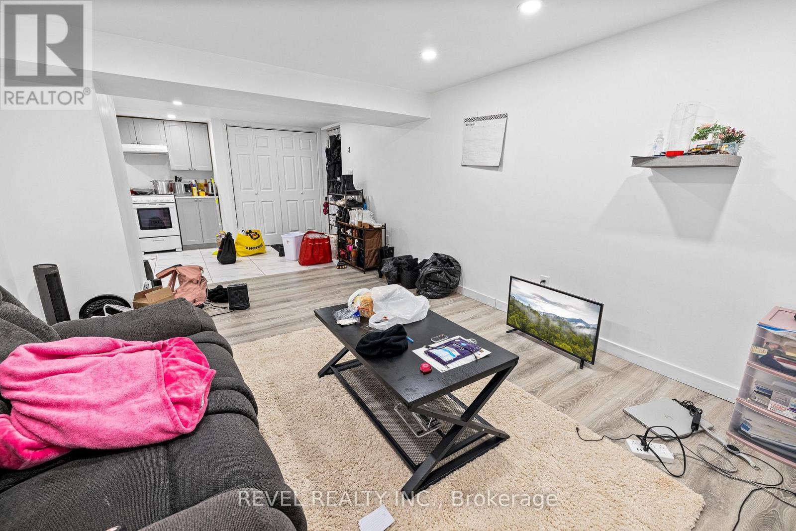 58 & 60 Queen Street S, Mississauga, ON - Indoor Photo Showing Living Room