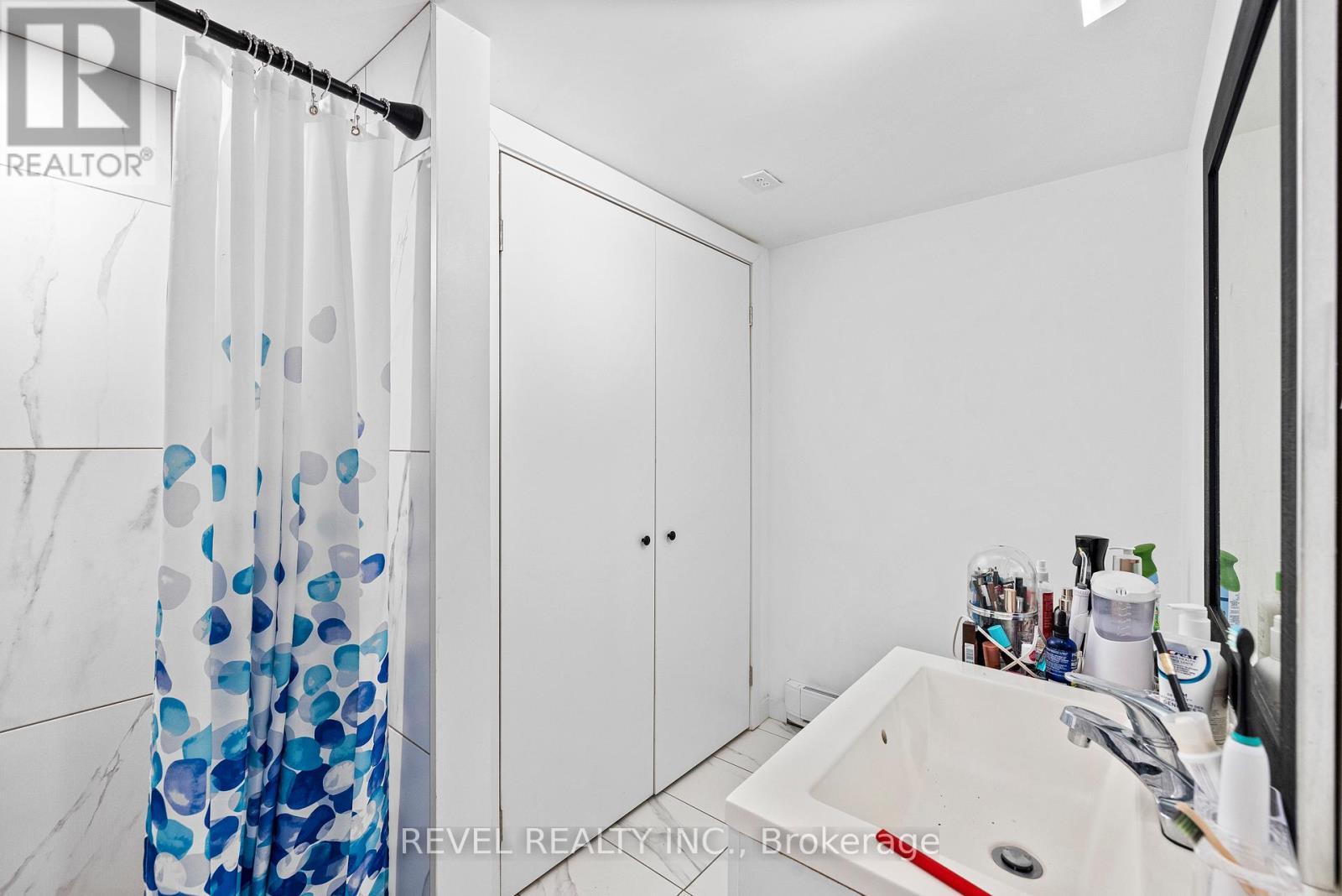 58 & 60 Queen Street S, Mississauga, ON - Indoor Photo Showing Bathroom
