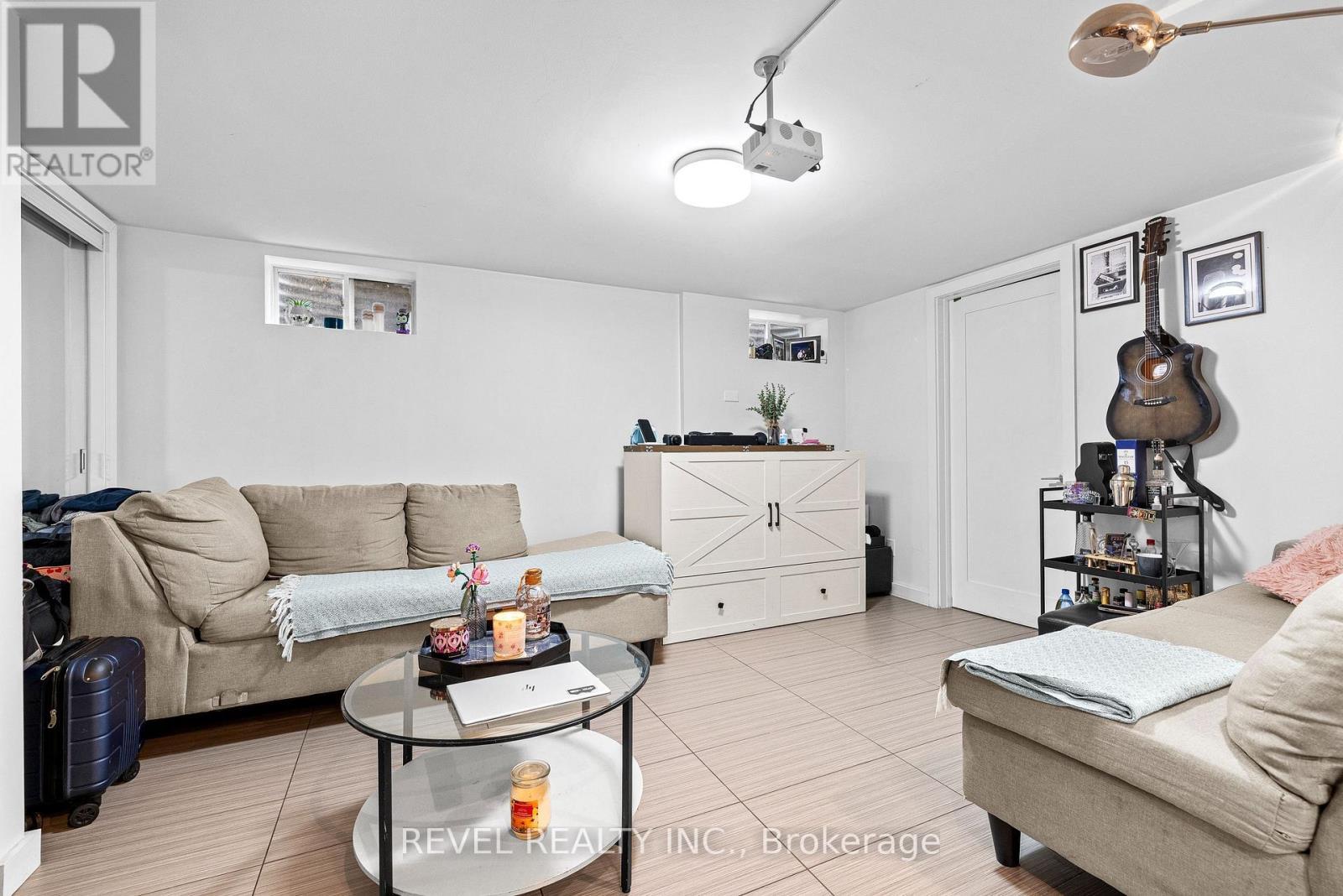 58 & 60 Queen Street S, Mississauga, ON - Indoor Photo Showing Living Room